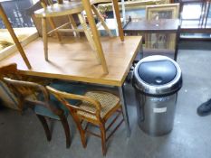 A KITCHEN DINING TABLE WITH OAK-EFFECT OBLONG TOP, ON BRIGHT STEEL FRAME AND FOUR BRIGHT STEEL