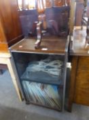 A WOOD EFFECT HIFI CABINET WITH SINGLE FRAMELESS GLASS DOOR AND A QUANTITY OF VINYL LP RECORDS,