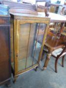 A SMALL OAK GLAZED DISPLAY CABINET, HAVING GLASS SHELVES AND A SINGLE GLASS PANEL DOOR (129cm high x