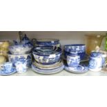 COLLECTION OF BLUE AND WHITE TRANSFER PRINTED CERAMICS, TO INCLUDE; SPODE ITALIAN, DOULTON 'WILLOW