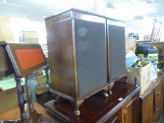 A PAIR OF MAHOGANY REPRODUCTION FLOOR STANDING SPEAKER COVERS, RAISED ON SMALL CABRIOLE FEET,