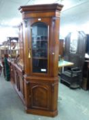 A 'ROSJOHN' MAHOGANY GEORGIAN STYLE DOUBLE FLOOR STANDING CORNER CABINET, THE UPPER SECTION HAVING