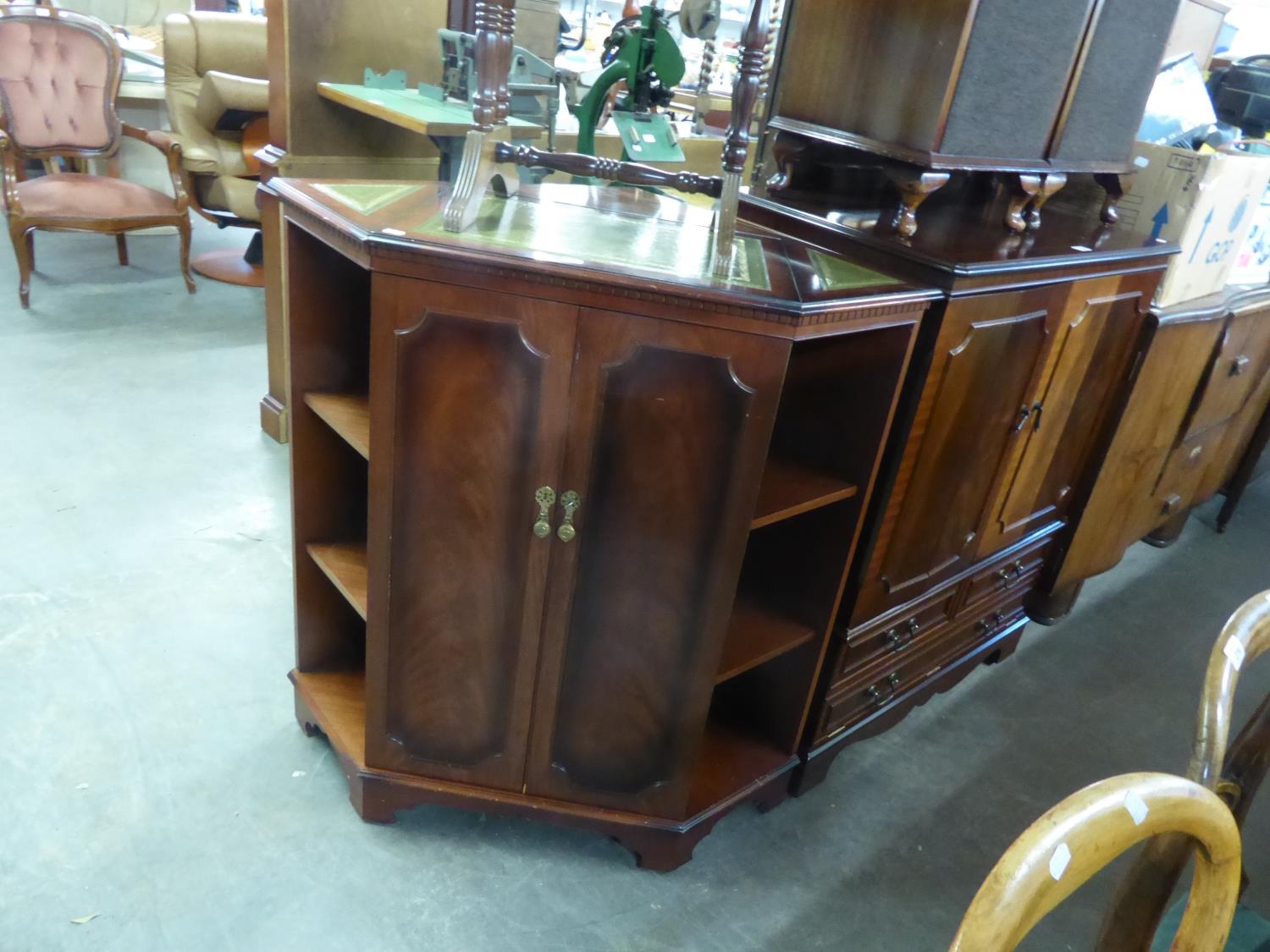 A MAHOGANY REPRODUCTION TV CABINET, WITH TWO DOORS AND DROP-DOWN SECTION BELOW AND A SIMILAR