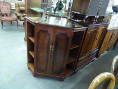 A MAHOGANY REPRODUCTION TV CABINET, WITH TWO DOORS AND DROP-DOWN SECTION BELOW AND A SIMILAR