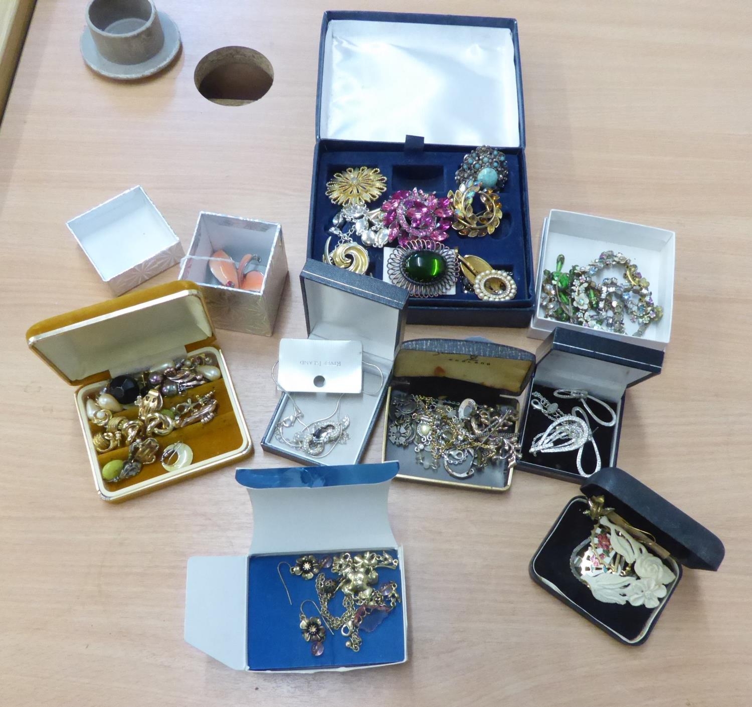 A LARGE PIN ENAMELLED FLOWER BROOCH, AND MODERN COSTUME JEWELLERY MAINLY BROOCHES, EARRINGS, AND