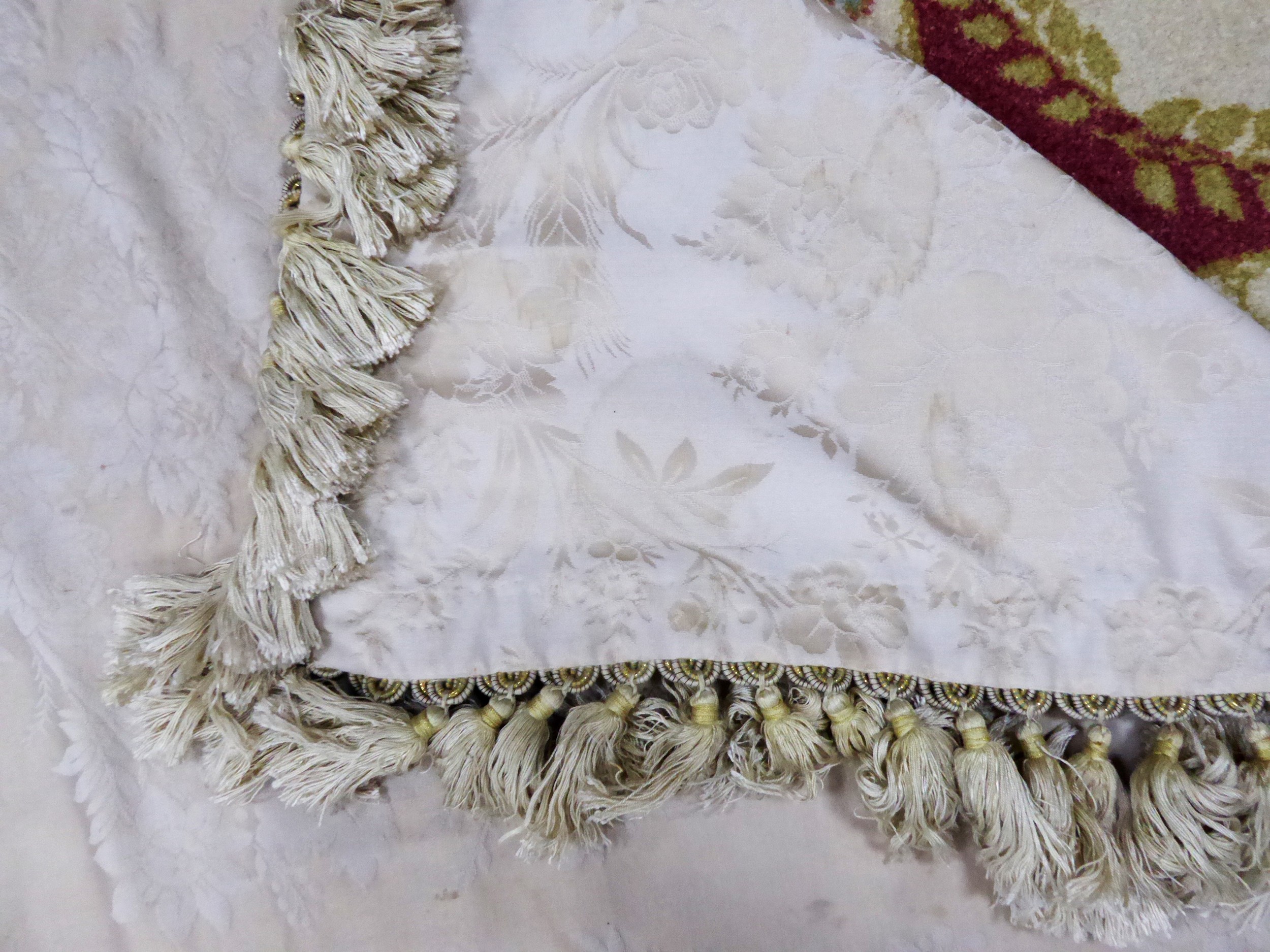 PALE GOLD DAMASK TABLE COVER with gold thread and plaited cord border and multipla tassels all - Image 3 of 3