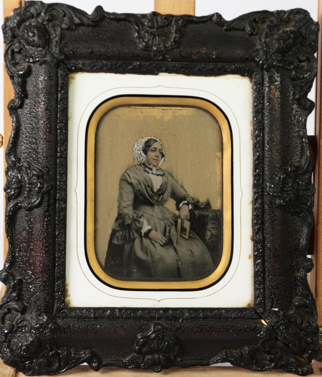 TWO VICTORIAN SLIGHLY TINTED PORTRAIT DAGUERREOTYPES in original glazed frames, ONE with revealed - Image 3 of 4