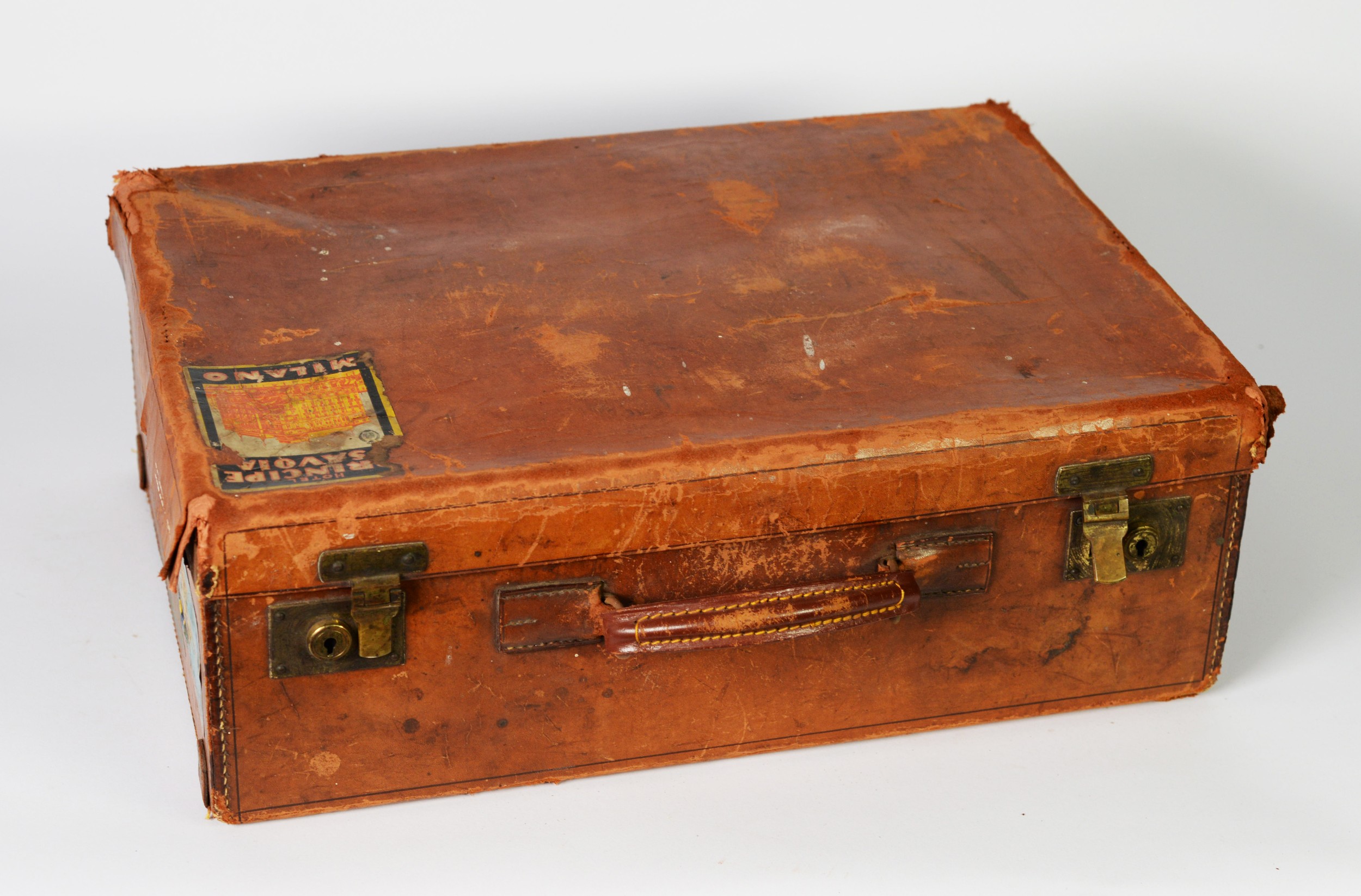 CIRCA 1930s SMALL BROWN LEATHER SUITCASE applied with Cunard Line oval label for travel to Europe - Image 2 of 2