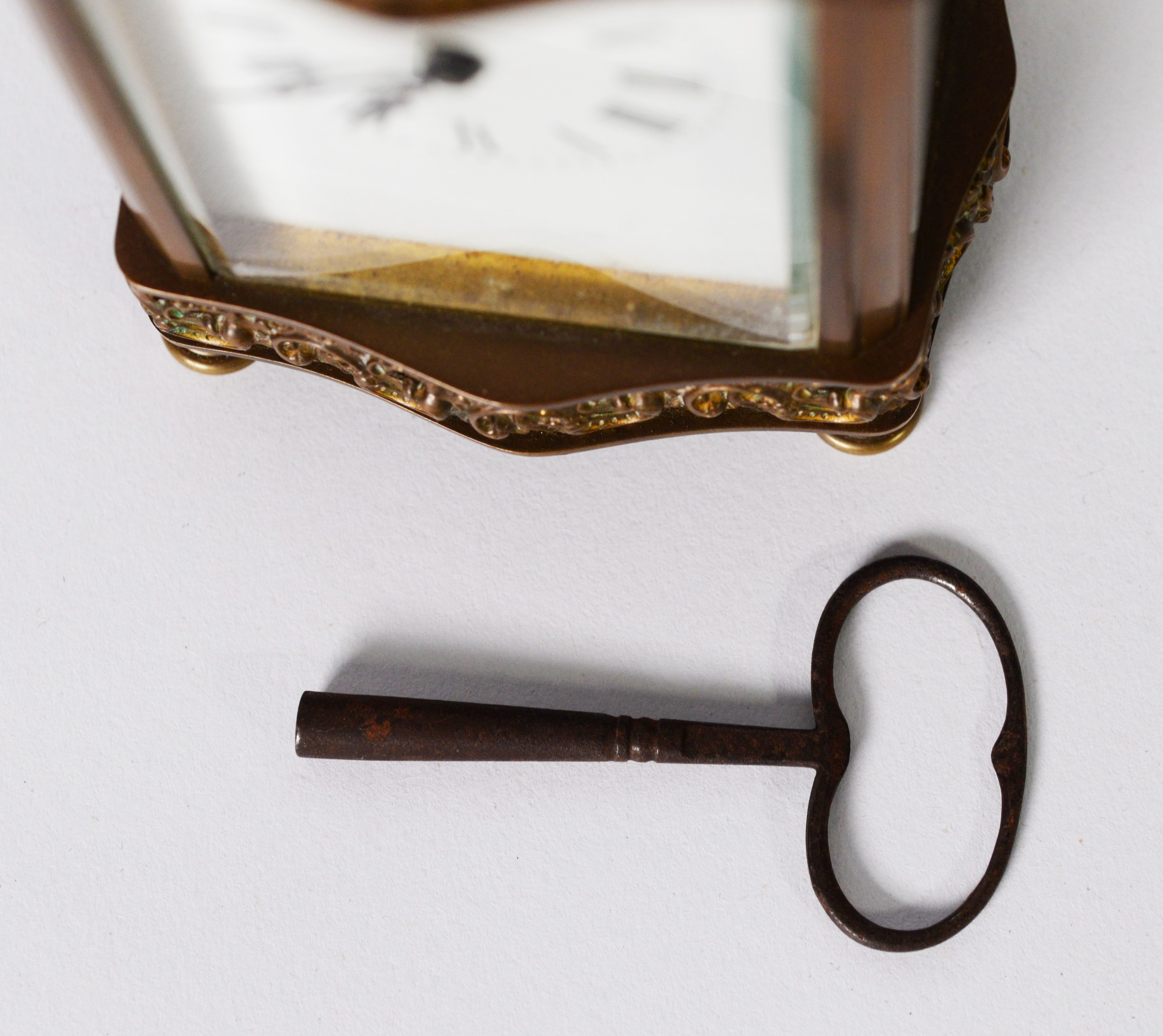 EARLY 20th CENTURY GILT BRASS DECORATIVE CARRIAGE CLOCK, the serpentine sided top and bottom applied - Image 2 of 2