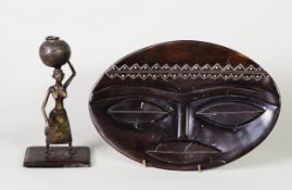 20th CENTURY AFRICAN BRONZE FIGURE OF A FEMALE CARRYING A POT ON HER HEAD, depicted wiht thin