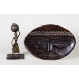 20th CENTURY AFRICAN BRONZE FIGURE OF A FEMALE CARRYING A POT ON HER HEAD, depicted wiht thin