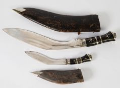 PRE-WAR NEPALESE/INDIAN KUKRI of typical form, the horn handle with inlay and lion's head finial