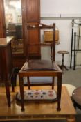 AN EARLY 20TH CENTURY WALNUT WOOD SINGLE CHAIR, WITH DROP-IN SEAT, TURNED FRONT SUPPORTS