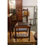 AN EARLY 20TH CENTURY WALNUT WOOD SINGLE CHAIR, WITH DROP-IN SEAT, TURNED FRONT SUPPORTS