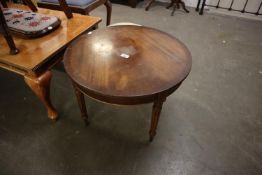 A MAHOGANY CIRCULAR COFFEE TABLE, ON TURNED AND FLUTED TAPERING LEGS