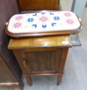 A MAHOGANY POT CUPBOARD, HAVING SINGLE PANEL DOOR AND GLASS PROTECTOR TOP AND A MAHOGANY FRAMED