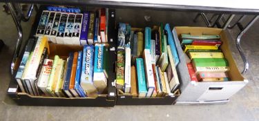 LARGE QUANTITY OF REFERENCE BOOKS, VARIOUS, INCLUDING; ANTIQUES, ART, TOYS, GLASS, CERAMICS, ETC (