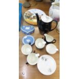 DOULTON OLD ENGLISH COACHING SCENES PLATE PLUS FOUR PIECES OF WEDGWOOD JASPERWARE AND BLACK