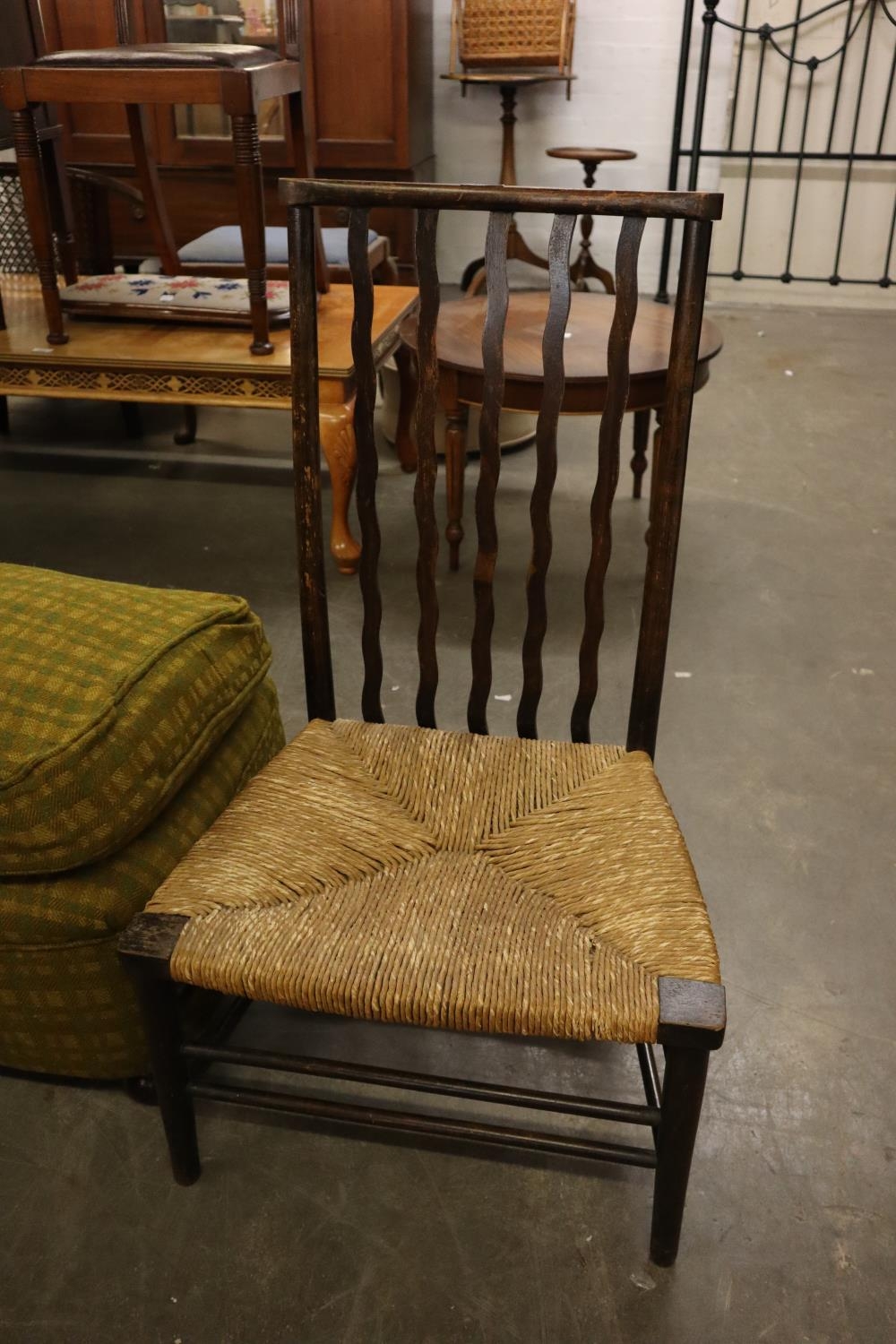 A BEECH WOOD LOW SEATED SINGLE CHAIR WITH FIVE WAVY RAILS TO THE BACK, RUSH SEAT