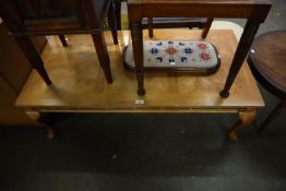 A FIGURED WALNUT WOOD LARGE OBLONG COFFEE TABLE, ON FOUR SHELL CARVED CABRIOLE LEGS