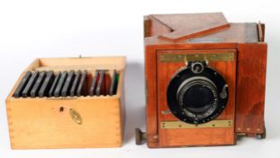 BERMPOHL & CO. BERLIN TEAK ‘NATURAL COLOUR CAMERA’ C.1930, plus a box of coloured glass filters, the