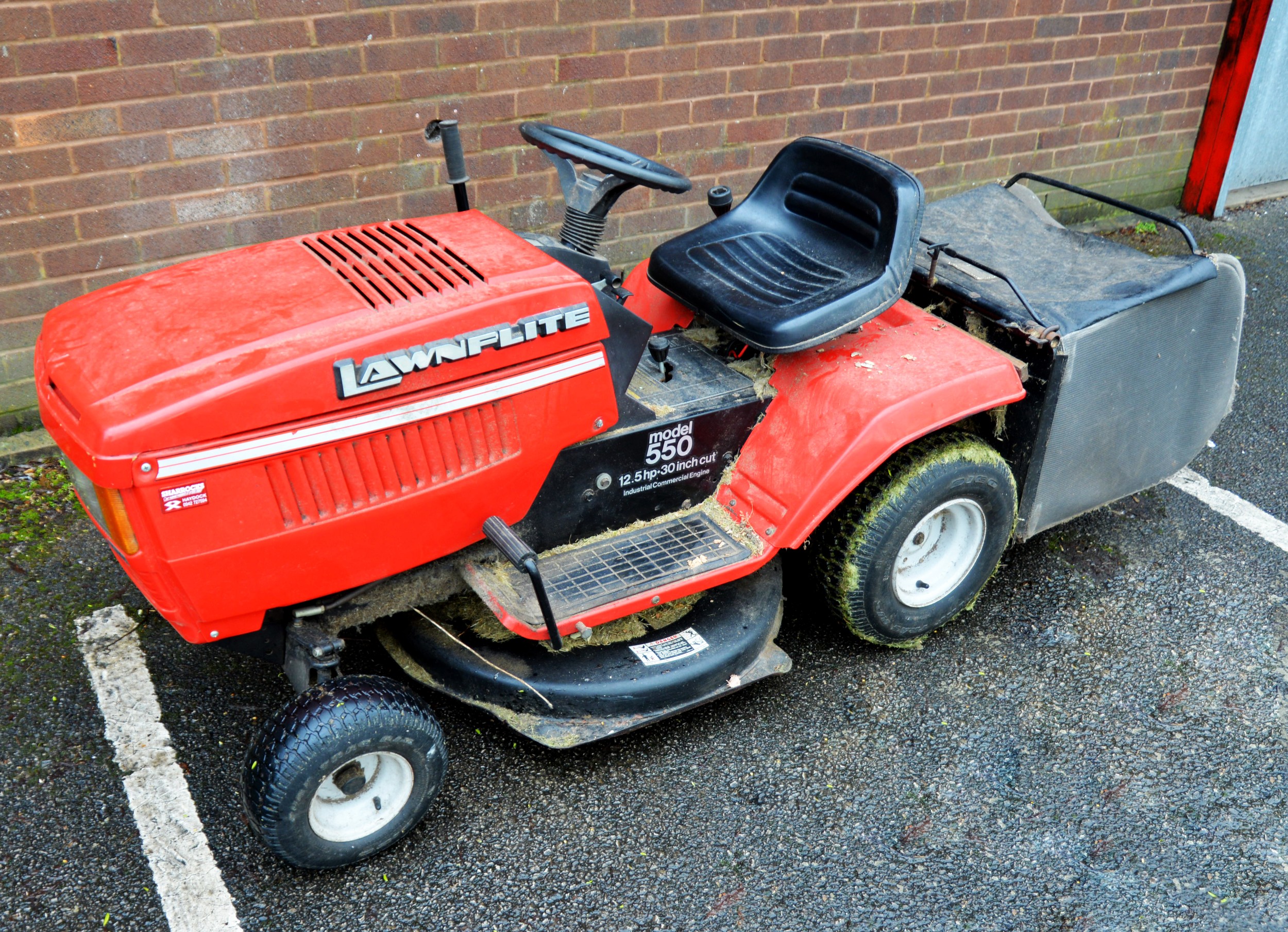 A SIT-ON LAWN MOWER, LAWNFITE, MODEL 550, 12.5 HP, 30" BLADE CUT, WITH KEY AND MANUALS - Image 2 of 4