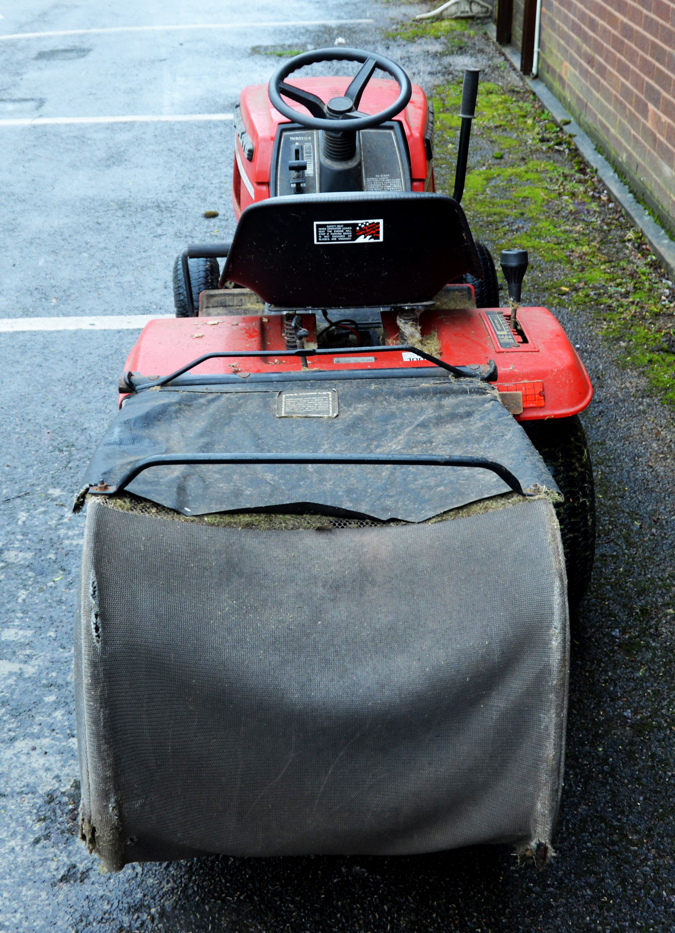 A SIT-ON LAWN MOWER, LAWNFITE, MODEL 550, 12.5 HP, 30" BLADE CUT, WITH KEY AND MANUALS - Image 3 of 4