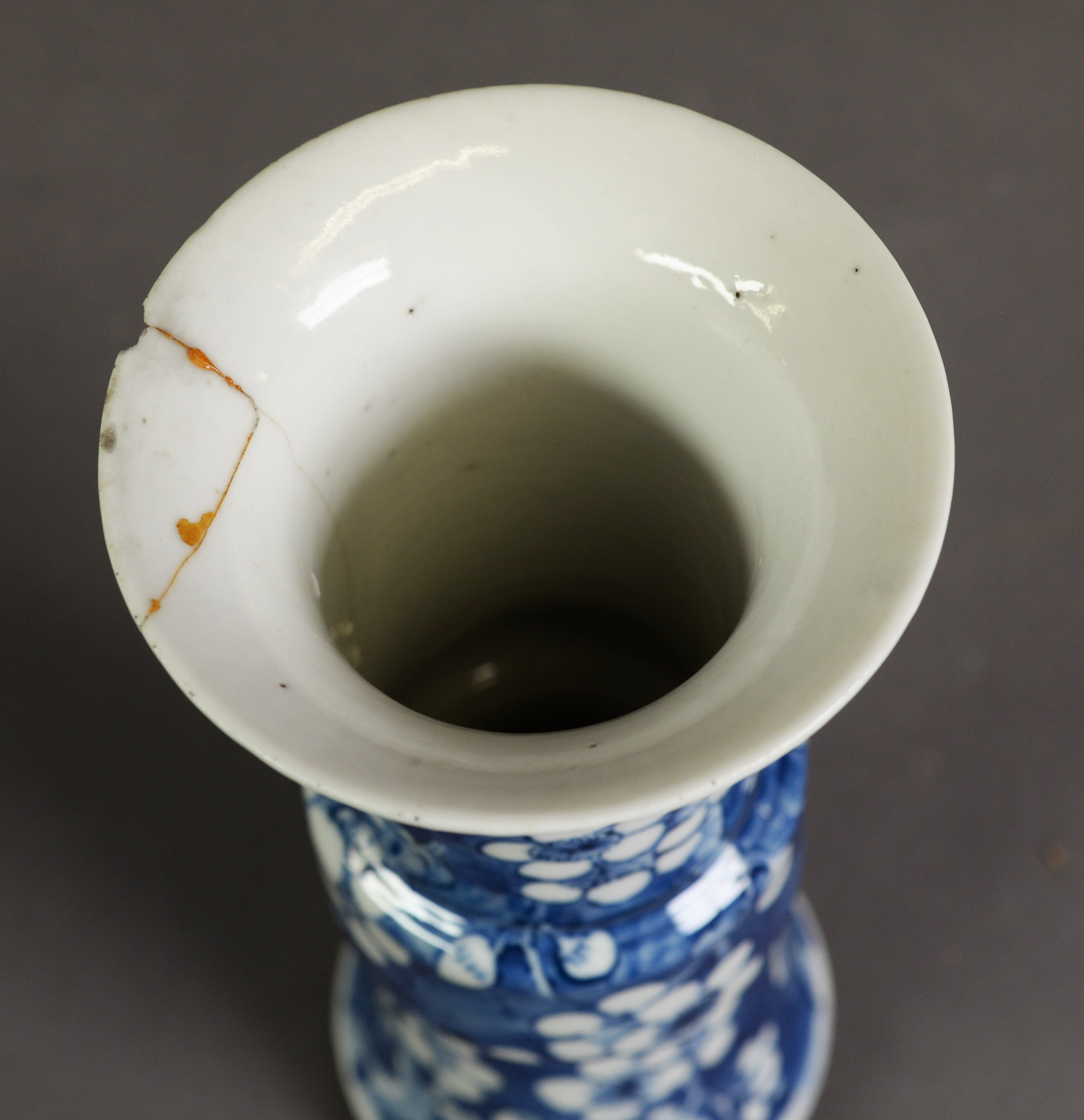 CHINESE LATE QING DYNASTY PORCELAIN GU SHAPE VASE, with everted rim, painted in underglaze blue with - Image 2 of 3