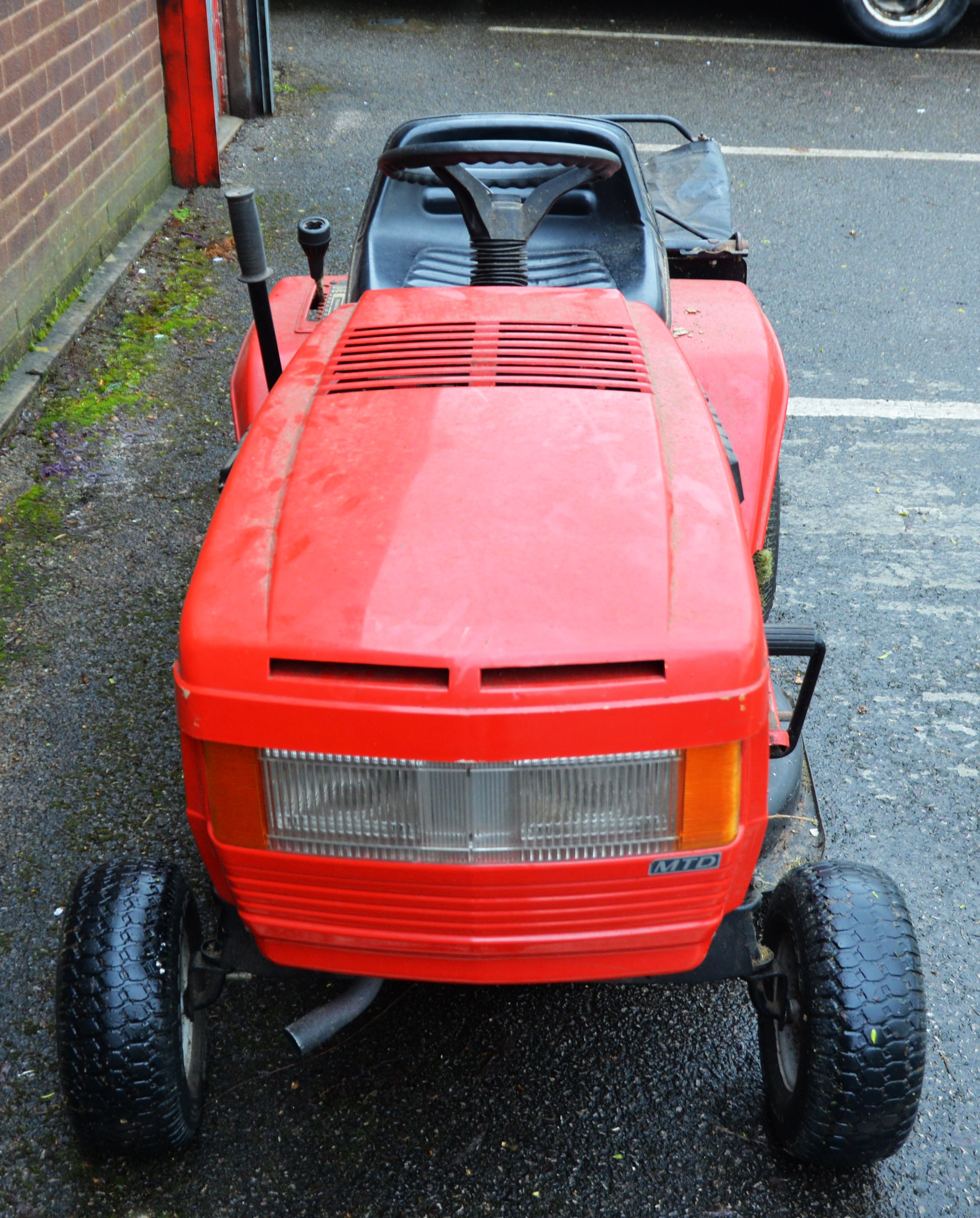 A SIT-ON LAWN MOWER, LAWNFITE, MODEL 550, 12.5 HP, 30" BLADE CUT, WITH KEY AND MANUALS - Image 4 of 4