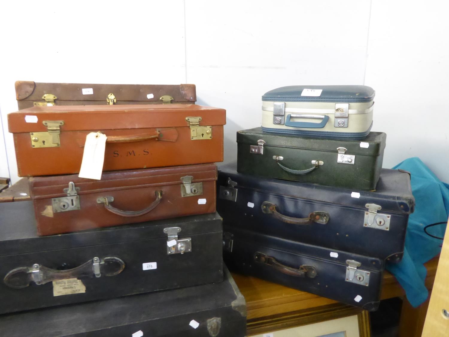 A LEATHER SUITCASE AND VARIOUS OTHER SUITCASES