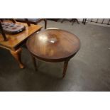 A MAHOGANY CIRCULAR COFFEE TABLE, ON TURNED AND FLUTED TAPERING LEGS