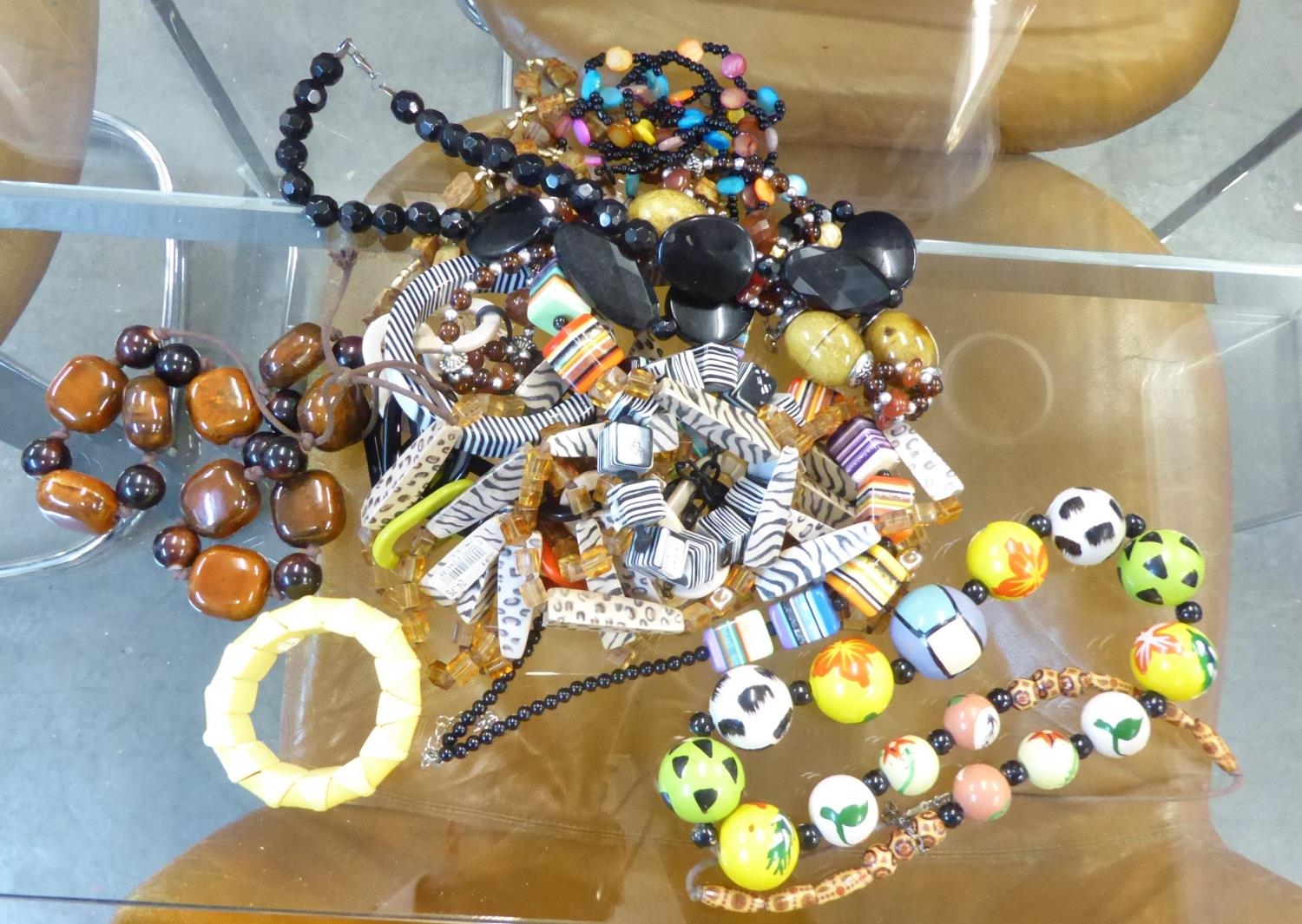 GROUP OF 1980's AND LATER PLASTIC JEWELLERY TO INCLUDE; LICORICE ALLSORTS NECKLACE, FAUX AMBER AND