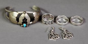 PAIR OF SILVER WAVY EDGE BAND RINGS, (925 mark) AND A PIERCED SILVER COLOURED METAL RING WITH A
