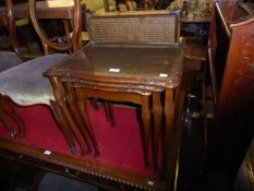 A NEST OF THREE MAHOGANY COFFEE TABLES WITH GLASS TOP PROTECTORS ON CABRIOLE LEGS