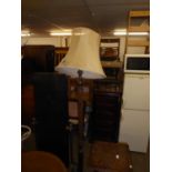 AN OAK AND FLUTED COLUMN STANDARD LAMP ON CHUNKY CIRCULAR BASE (NO SHADE)