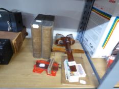 AN ANTIQUE STEREOSCOPIC VIEWER AND A SET OF STEREOGRAPH CARDS 'THE GREAT WAR' IN BOOK FORM BOX,