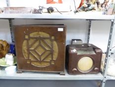 A PROJECTOR IN SINGER SEWING MACHINE WOODEN CASE AND A BUSH VINTAGE MAINS RADIO IN BROWN BAKELITE