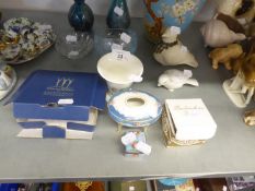 NORITAKE CHINA OVAL HAIR TIDY AND COVER, ON LEGS; WEDGWOOD ‘CLEMENTINE’ CHINA VASE; CONTINENTAL