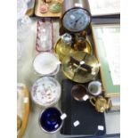 MIXED LOT TO INCLUDE; AN OAK CASED MANTEL CLOCK, A SMALL BRASS DISH ON WOODEN STAND, A GLASS SUGAR