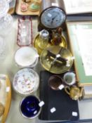 MIXED LOT TO INCLUDE; AN OAK CASED MANTEL CLOCK, A SMALL BRASS DISH ON WOODEN STAND, A GLASS SUGAR