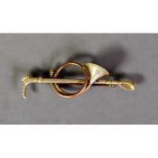 19th CENTURY TWO-COLOUR GOLD COLOURED METAL BROOCH in the form of a riding crop and a French hunting