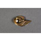 9ct GOLD DOUBLE SCROLL PATTERN BROOCH, set with a pearl, 1 1/2in (3.8cm) wide, 2.4gms