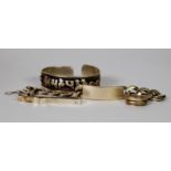 A SMALL GROUP OF SILVER JEWELLERY, to include a broad silver curb chain, tie-clip, bangle and