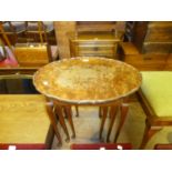 A NEST OF THREE FIGURED WALNUT OVAL COFFEE TABLES, ON SLENDER CABRIOLE LEGS