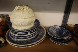 PAIR OF BLUE AND WHITE ASHETS, A CREAMWARE TUREEN, PLUS ASSORTED BLUE AND WHITE DINNER AND SIDE