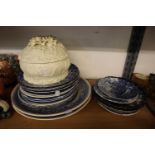 PAIR OF BLUE AND WHITE ASHETS, A CREAMWARE TUREEN, PLUS ASSORTED BLUE AND WHITE DINNER AND SIDE