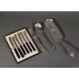 ELECTROPLATED CRUMB SCOOP WITH QUEEN’S PATTERN HANDLE, CASED SET OF SIX AFTERNOON TEA KNIVES with