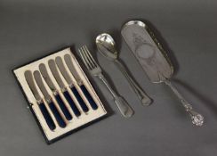 ELECTROPLATED CRUMB SCOOP WITH QUEEN’S PATTERN HANDLE, CASED SET OF SIX AFTERNOON TEA KNIVES with