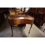 MID-TWENTIETH CENTURY WALNUT KIDNEY SHAPED DRESSING TABLE, WITH TRIPTYCH MIRROR AND ON CABRIOLE LEGS