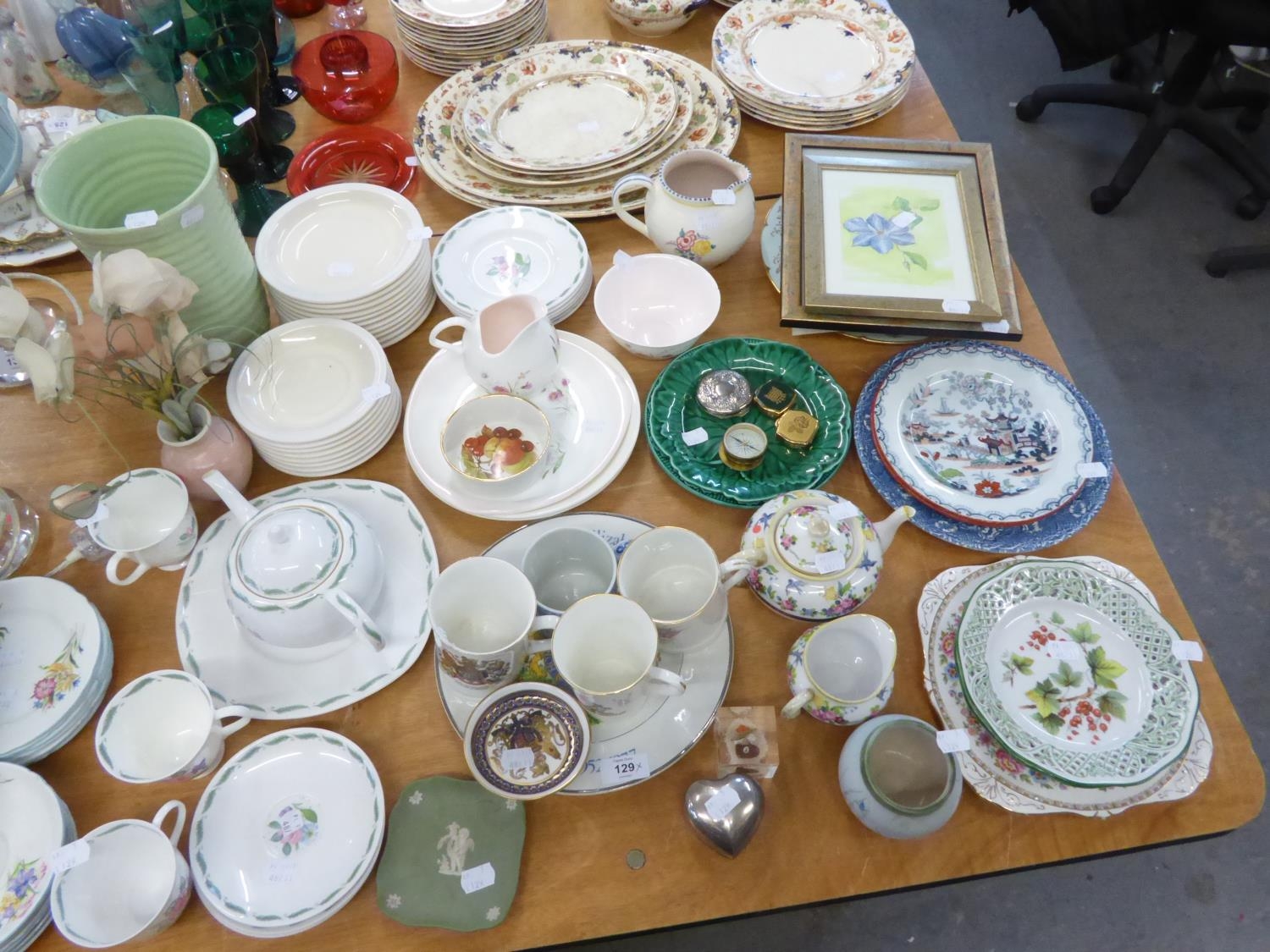 A SELECTION OF CHINA TO INCLUDE; ROYAL COMMEMORATIVE MUGS AND PLATE, WEDGWOOD 'SUSIE COOPER' PART